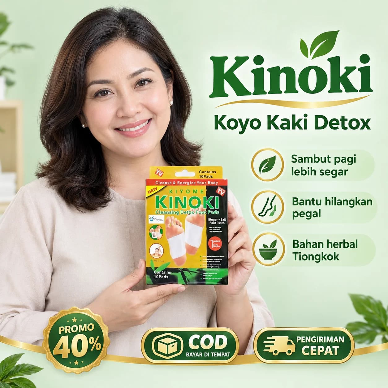 Ibu memegang Kinoki Koyo Kaki Detox, sambut pagi lebih segar, bantu hilangkan pegal, bahan herbal Tiongkok, promo 40%
