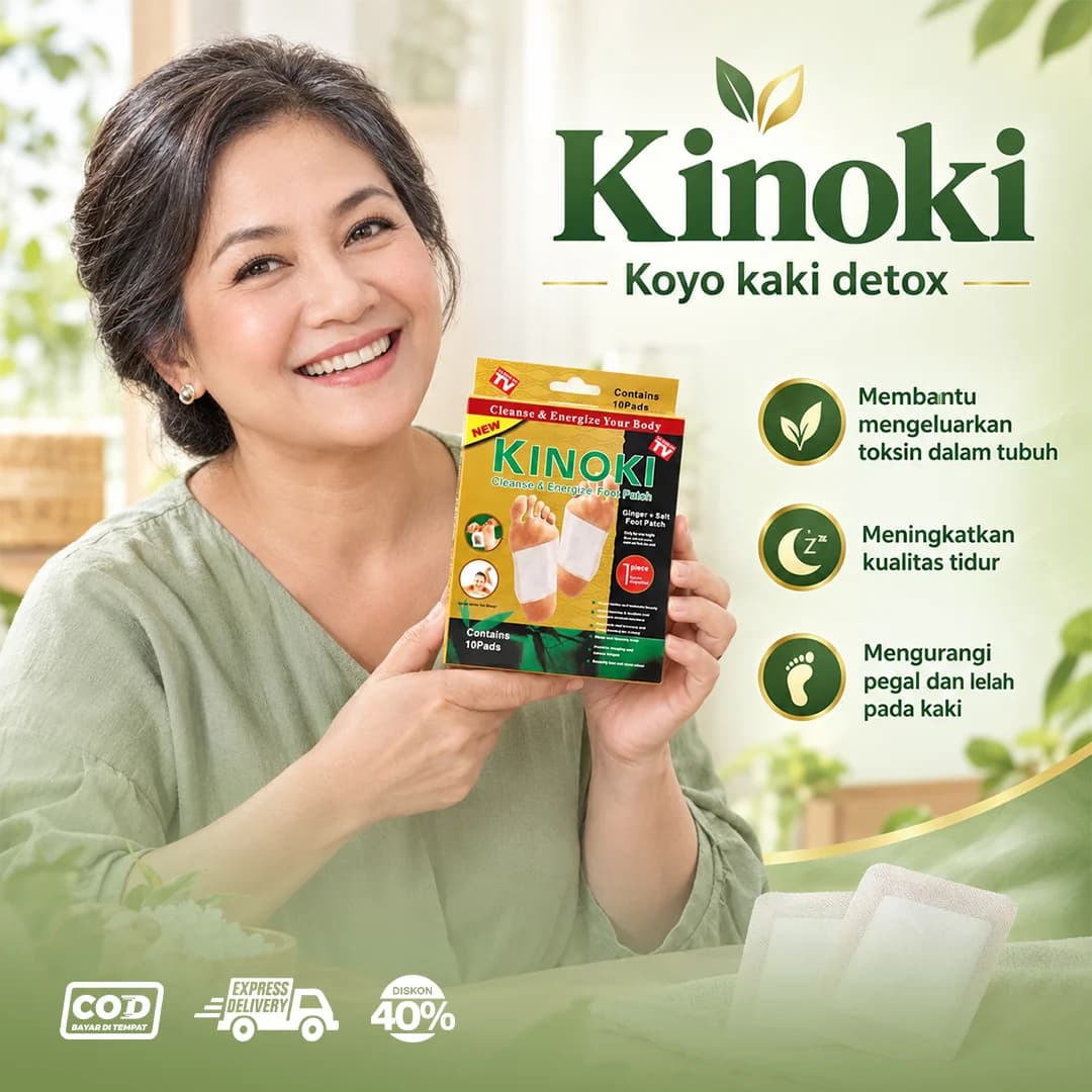Ibu tersenyum memegang kotak Kinoki Koyo Kaki Detox, mengurangi pegal dan lelah kaki, meningkatkan kualitas tidur, COD, diskon 40%