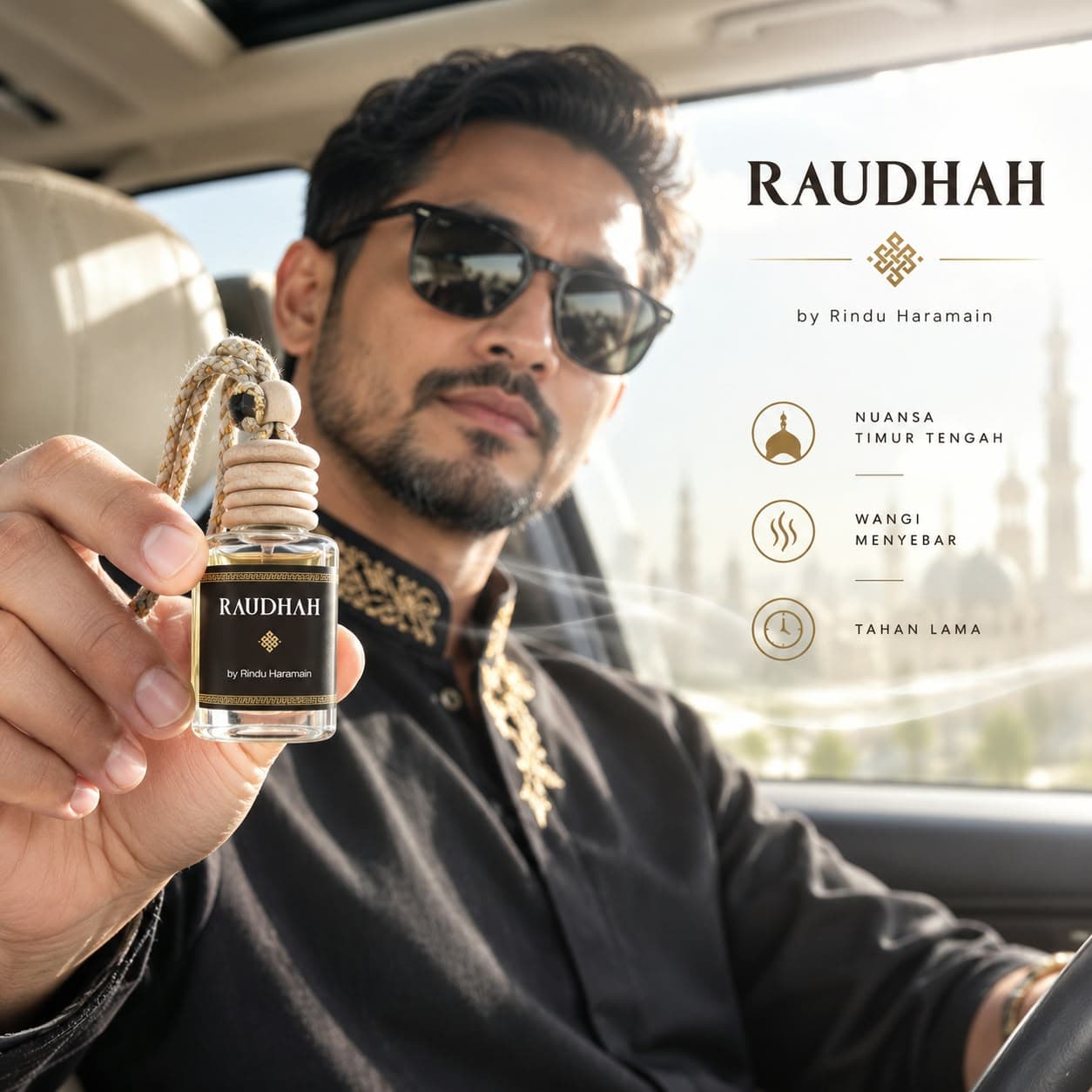 Pria di dalam mobil memegang parfum mobil RAUDHAH by Rindu Haramain, nuansa Timur Tengah, wangi menyebar, tahan lama