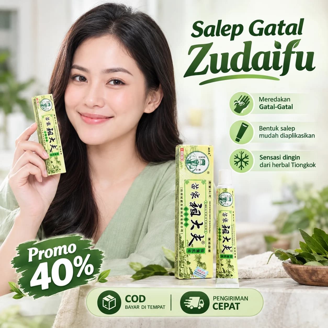 Wanita tersenyum memegang Salep Gatal Zudaifu, meredakan gatal-gatal, sensasi dingin herbal Tiongkok, promo 40%